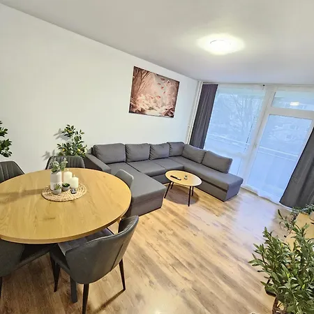 Large - Modern & Fully Equipped - Near Fair *